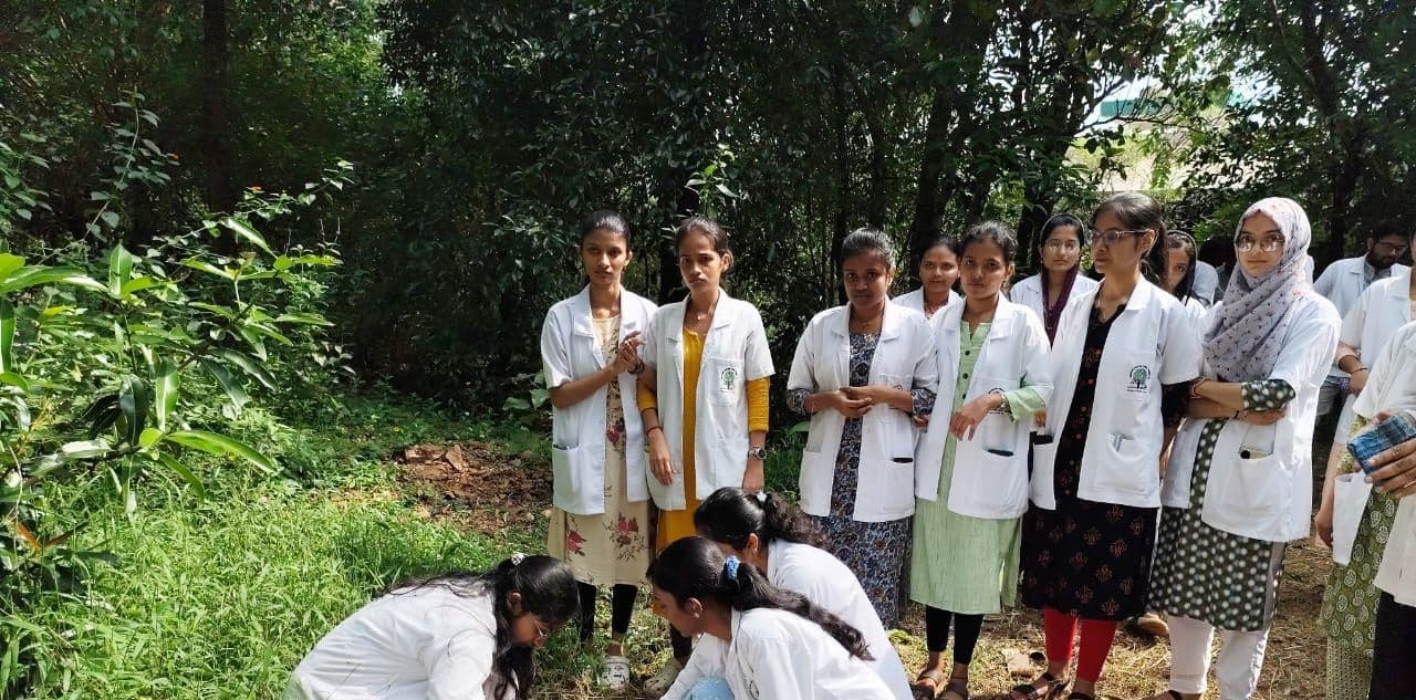Dravyaguna students on a field visit (3)