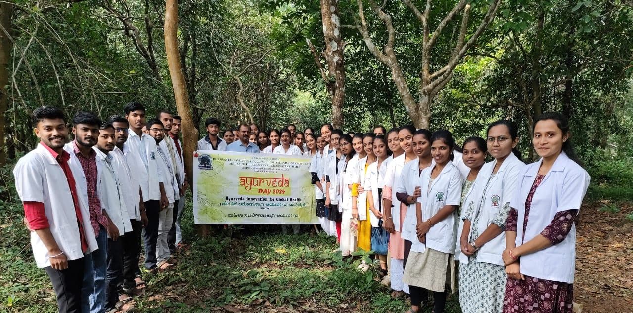 Dravyaguna students on a field visit (4)