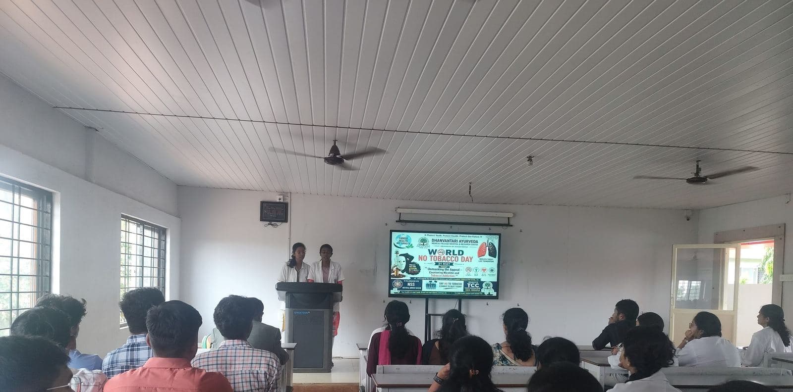 Students taking the anti-tobacco oath (1)